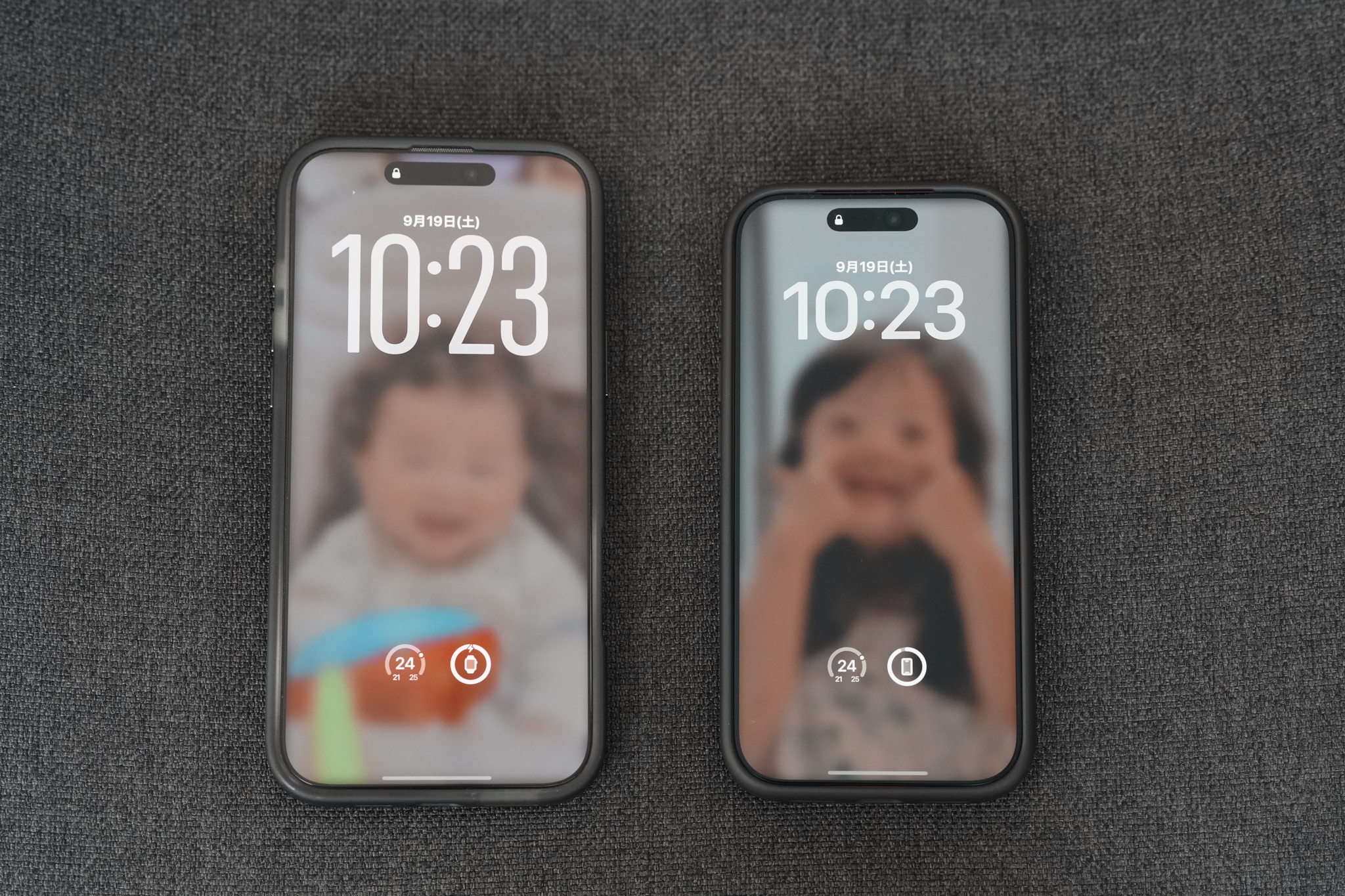 16 Pro Max（左）と18 Pro（右）を並べて置いたところ。画面サイズの違いが分かる