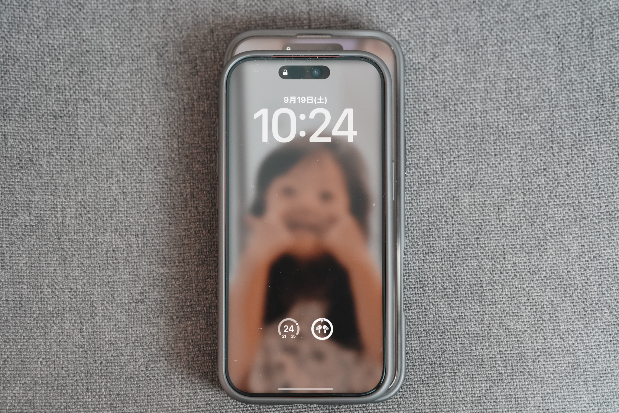 18 Proを16 Pro Maxに重ねて置いたところ。高さと幅の差が分かる
