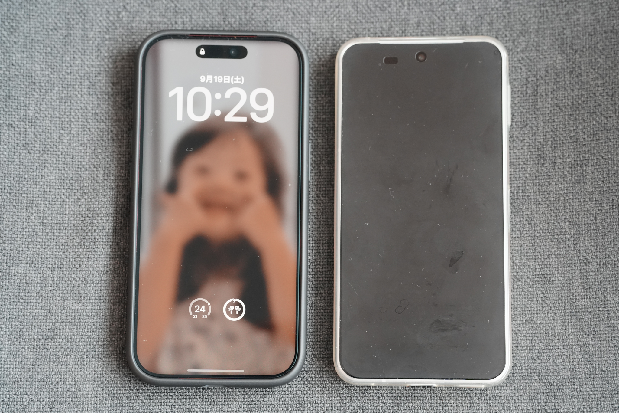 18 Pro（左）と会社支給のスマートフォン（右）を並べたところ