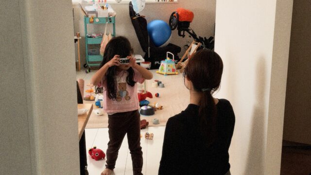 instax Pal 2の光学ファインダーをのぞいて、ママを撮る4歳の娘