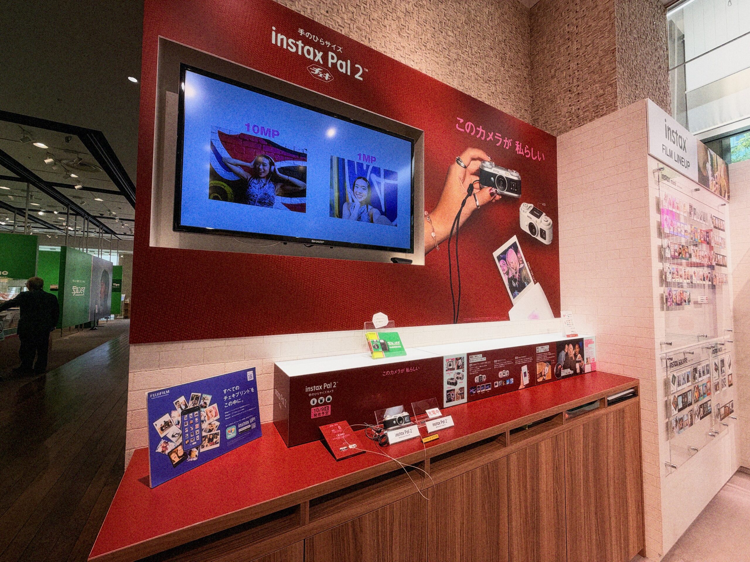 FUJIFILM SQUAREのinstax Pal 2の展示コーナー