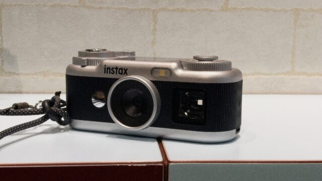 FUJIFILM SQUAREに展示されたinstax Pal 2の正面