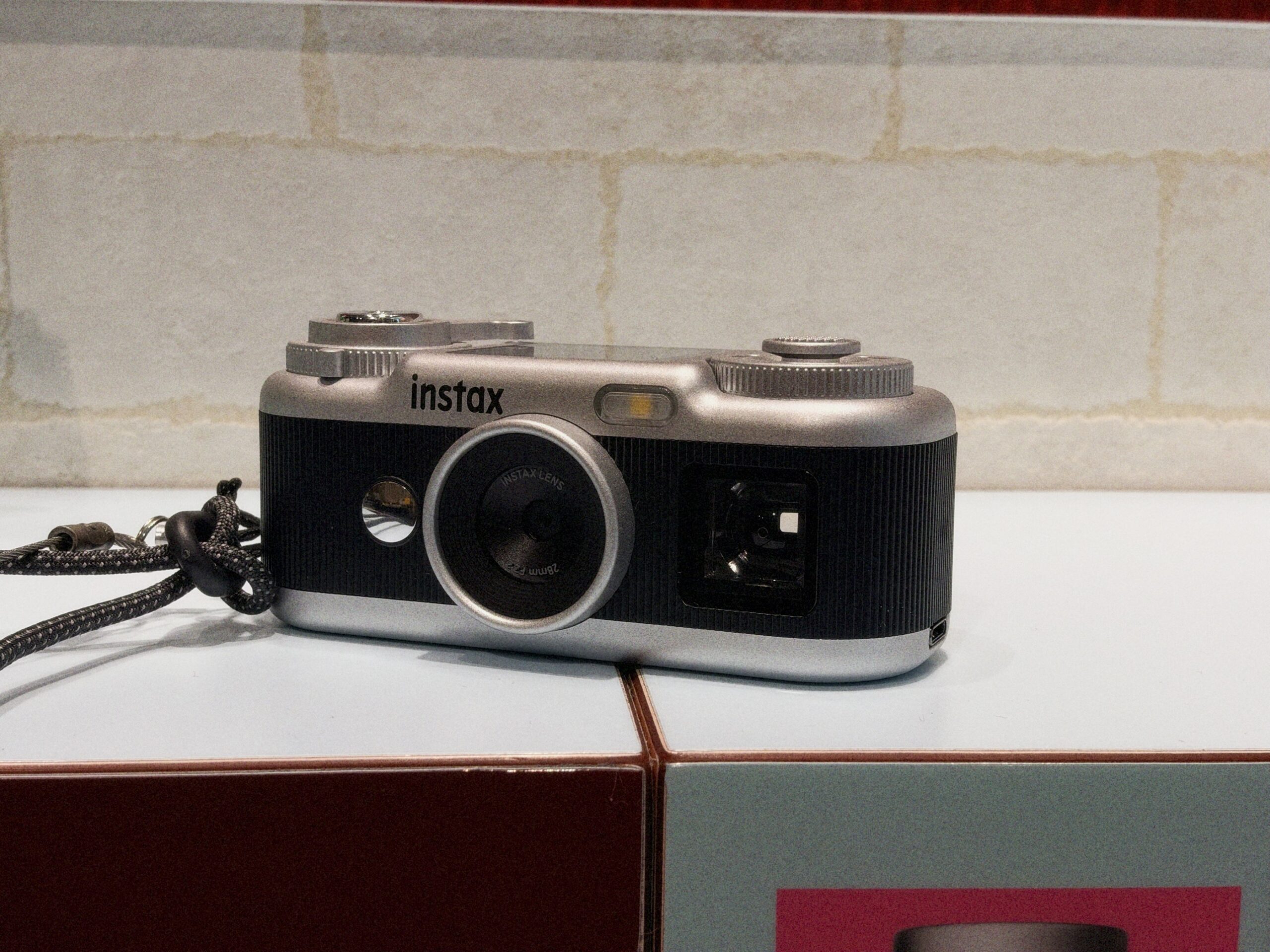 FUJIFILM SQUAREに展示されたinstax Pal 2の正面