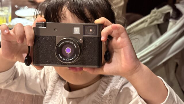 X halfのレンズを覗き込む子ども
